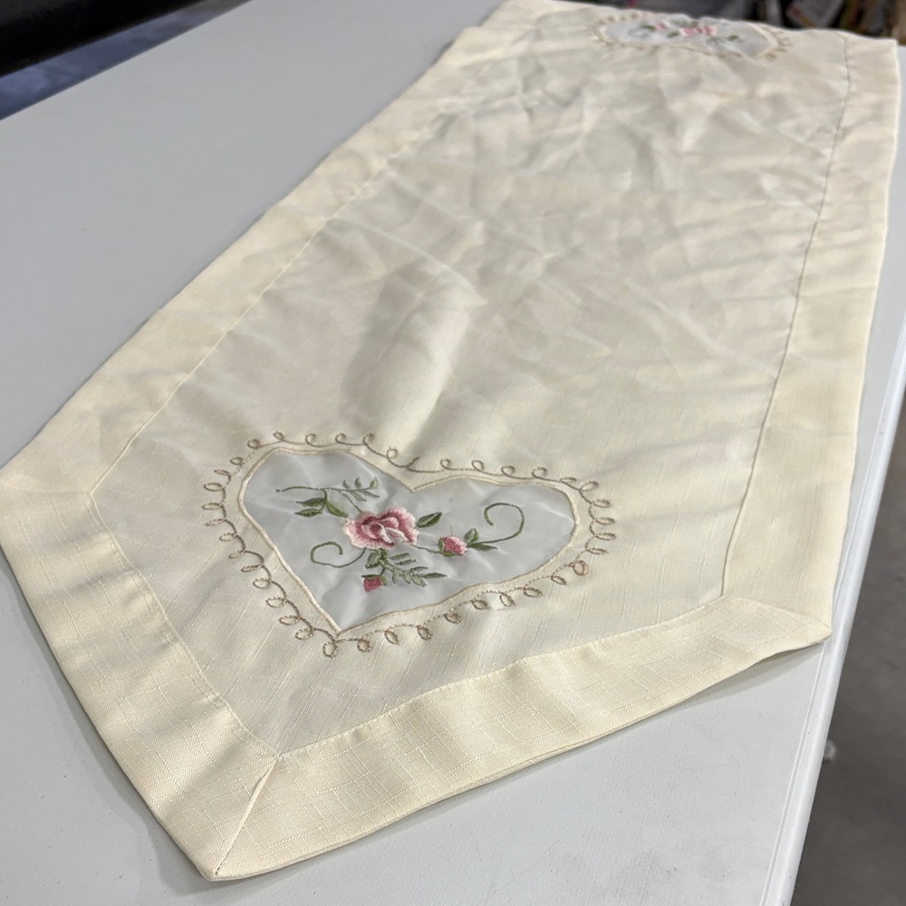 Signature Cream Floral Table Runner with pink rose